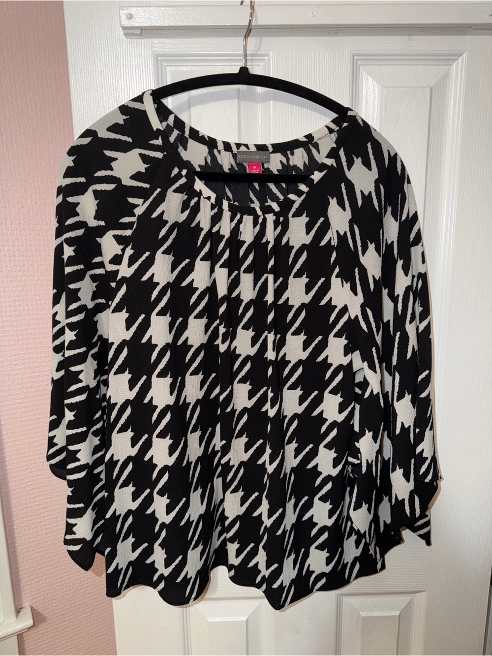 Vince camuto cream/tan/black houndstooth wide flutter sleeves, medium